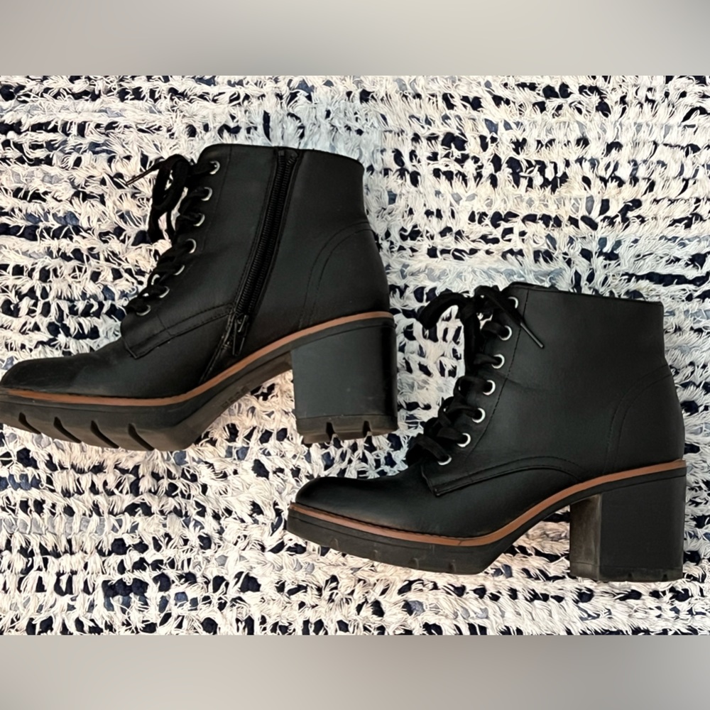 Fall heeled ankle combat boot